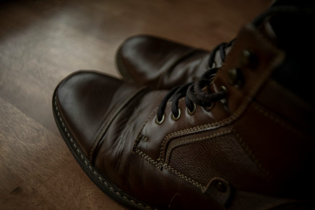 tips menyemir sepatu