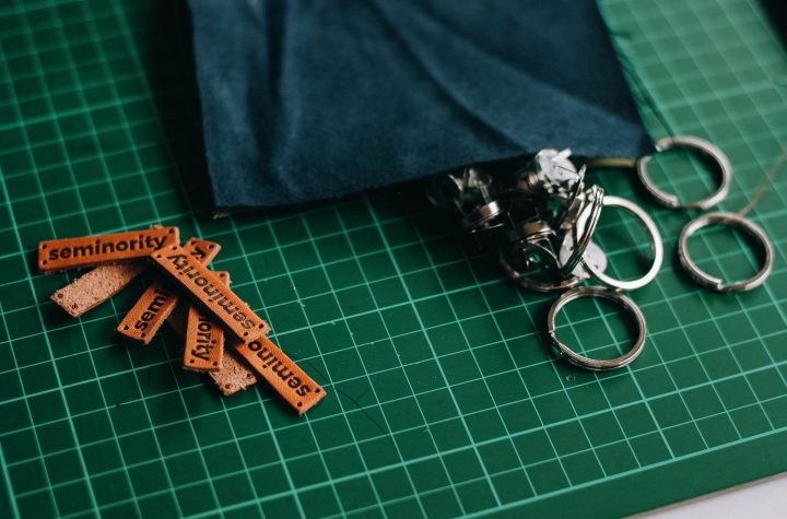 Bisnis custom keychain